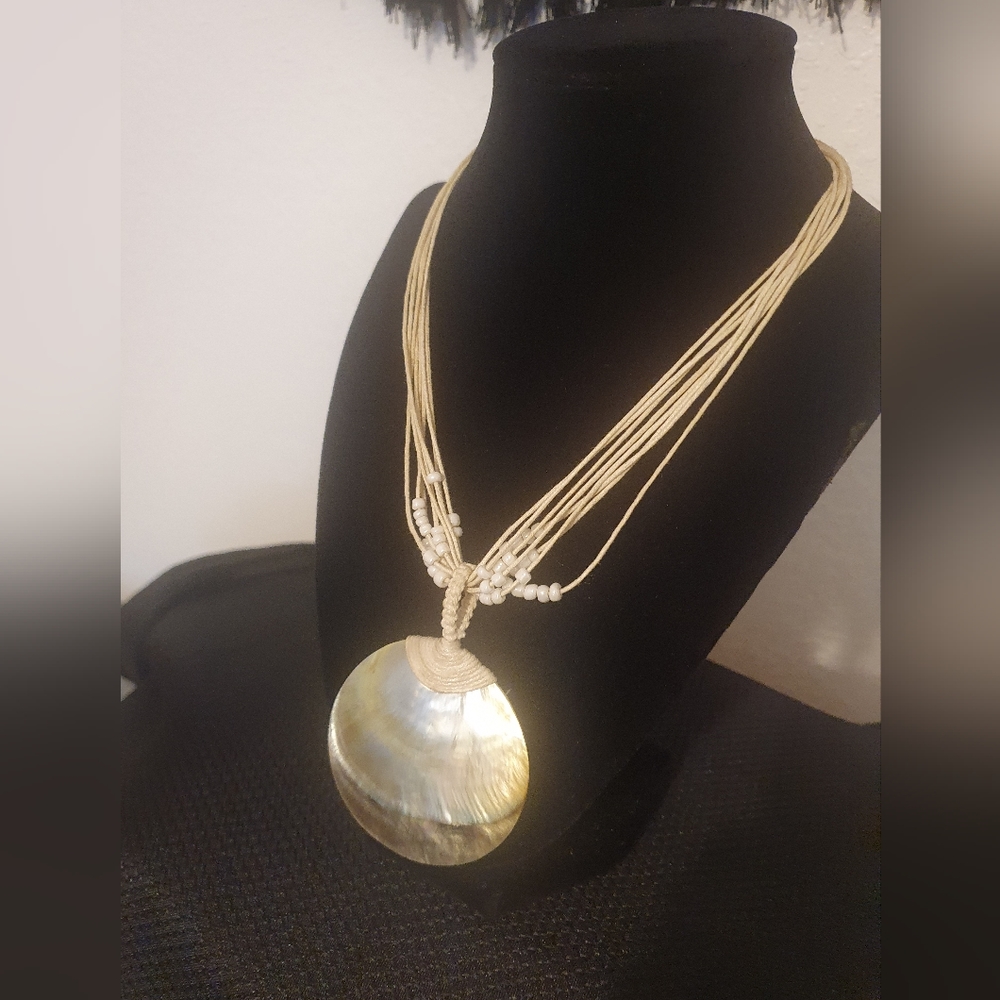Handmade Shell necklace - Picture 3 of 4